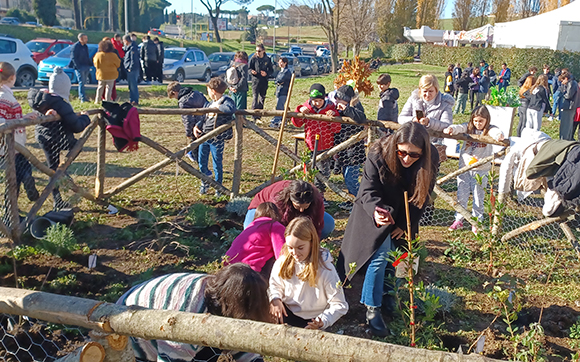 persone piantumando