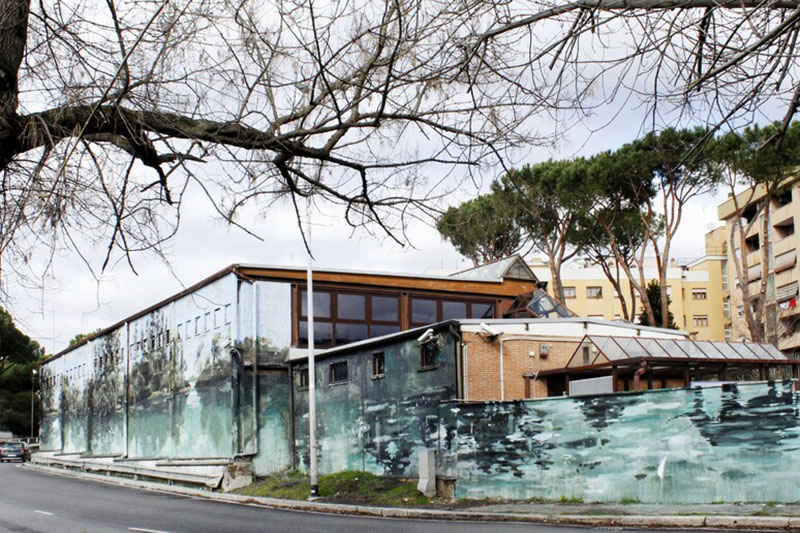 esterno del museo con murale