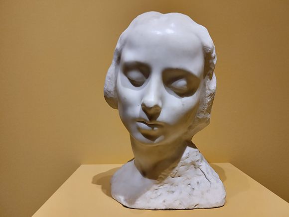 scultura di una testa femminile