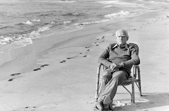 moravia sulla spiaggia di Sabaudia