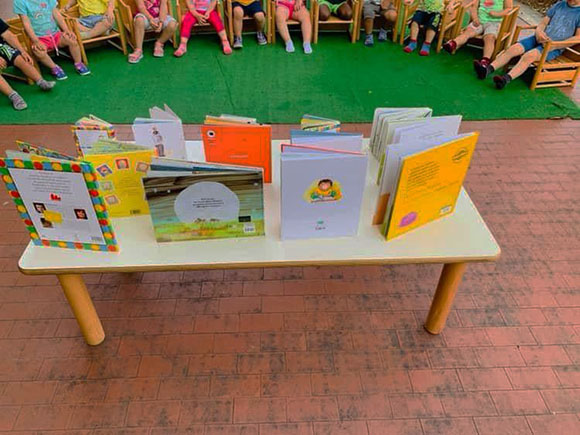 banchetto con i libri, bambini sullo sfondo