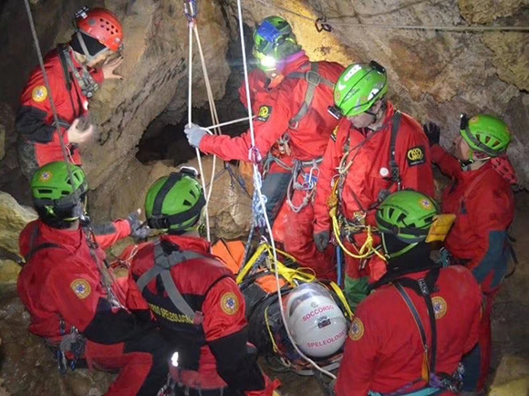 una squadra di salvataggio in azione in grotta
