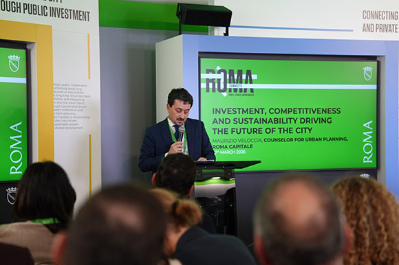 l'assessore velòloccia parla al Mipim
